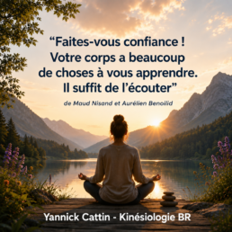 Personne prenant un moment de calme pour écouter les sensations de son corps dans un environnement naturel.