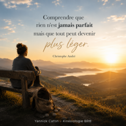 Une personne contemple un paysage paisible au lever du soleil, symbole de l'acceptation de l'imperfection et d'une vie plus légère.