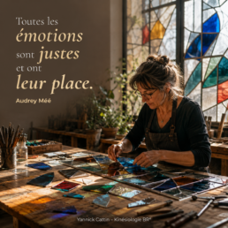 Une maître verrière assemble un vitrail contemporain dans un atelier lumineux, illustrant l'idée que chaque émotion trouve sa place dans l'équilibre intérieur.