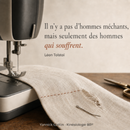 Machine à coudre moderne arrêtée devant un tissu déchiré, métaphore de la souffrance qui n’excuse pas les comportements blessants.