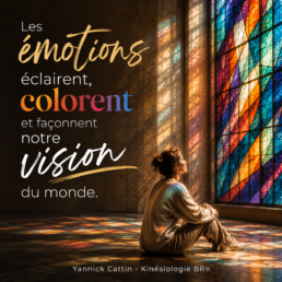Une personne contemple les couleurs projet&eacute;es par un grand vitrail, illustrant l'influence des &eacute;motions sur notre perception du monde.