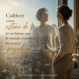 Une personne regarde son reflet dans une vitre, symbole de l'estime de soi face au regard des autres.