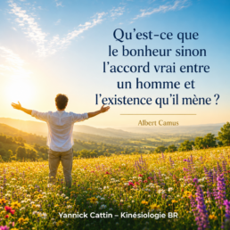 Personne contemplant un paysage au lever du soleil, symbole d'une vie en accord avec ses valeurs et d'un bonheur authentique.
