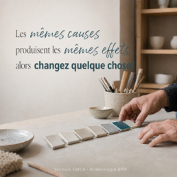 Citation « Les mêmes causes produisent les mêmes effets, alors changez quelque chose ! » illustrée par des essais d’émail en céramique.