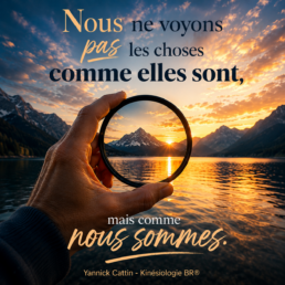 Une personne contemple un paysage depuis un point de vue élevé, illustrant la manière dont notre perception influence notre regard sur le monde.
