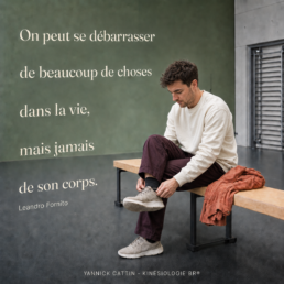 Homme assis sur un banc de gymnase desserrant ses chaussures après une séance de mouvement doux.