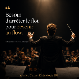 Chef d'orchestre suspendant un instant la musique avant que l'harmonie reprenne, m&eacute;taphore du rythme int&eacute;rieur et du fait de ralentir pour mieux avancer.
