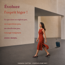 Jeune femme avançant dans une galerie tandis qu’une valise reliée à son ombre roule derrière elle.