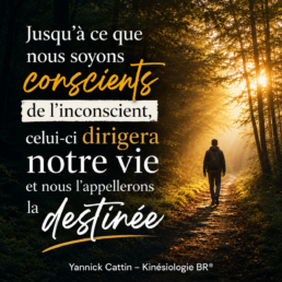 Une personne avance sur un sentier partagé entre l'ombre et la lumière, illustrant la prise de conscience des mécanismes inconscients évoqués par Carl Gustav Jung.