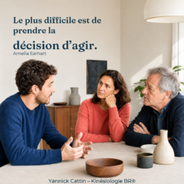 Trois proches échangent autour d’une table après l’annonce d’une décision importante.
