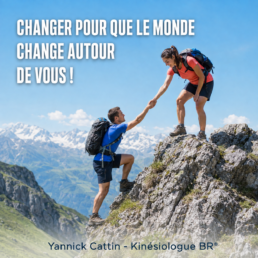 Deux randonneurs s’entraident en montagne pour illustrer le changement de place dans une relation.