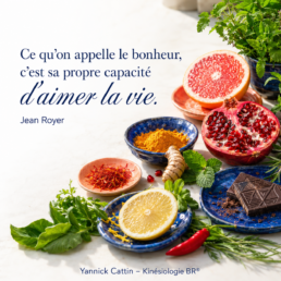 Citation de Jean Royer : « Ce qu’on appelle le bonheur, c’est sa propre capacité d’aimer la vie », entourée d’agrumes, de grenade, d’épices, d’herbes et de chocolat.