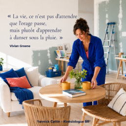 Une femme installe une table colorée dans une pièce lumineuse encore partiellement en rénovation.