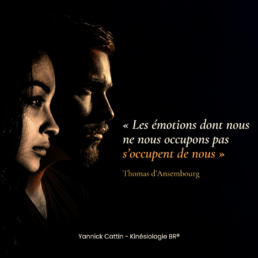 Profils d’une femme et d’un homme dans la pénombre avec une citation de Thomas d’Ansembourg sur les émotions ignorées.