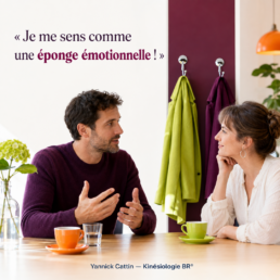 Visuel vertical montrant deux personnes en conversation dans un café lumineux, avec leurs manteaux suspendus séparément.