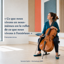 Violoncelliste dans une salle de répétition lumineuse, illustrant l’influence de l’environnement sur ce que nous ressentons.