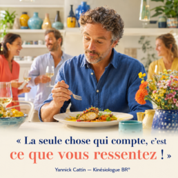 Un homme go&ucirc;te un plat &eacute;l&eacute;gant et pr&ecirc;te attention &agrave; son propre ressenti malgr&eacute; l&rsquo;approbation des autres