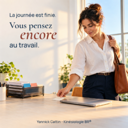 Une femme quitte son bureau près d’un ordinateur fermé et de dossiers, sous le texte « La journée est finie. Vous pensez encore au travail. »