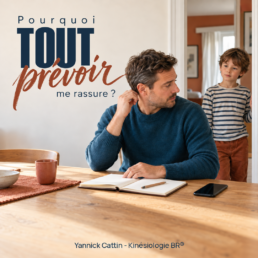 Un père devant son agenda regarde son enfant dans l’encadrement d’une porte. Texte : « Pourquoi TOUT prévoir me rassure ? »